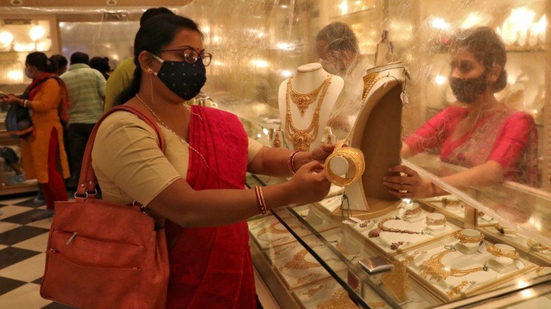 सराफा बाजारात दरवाढीचा धुराळा सराफा बाजारात दरवाढीचा धुराळा