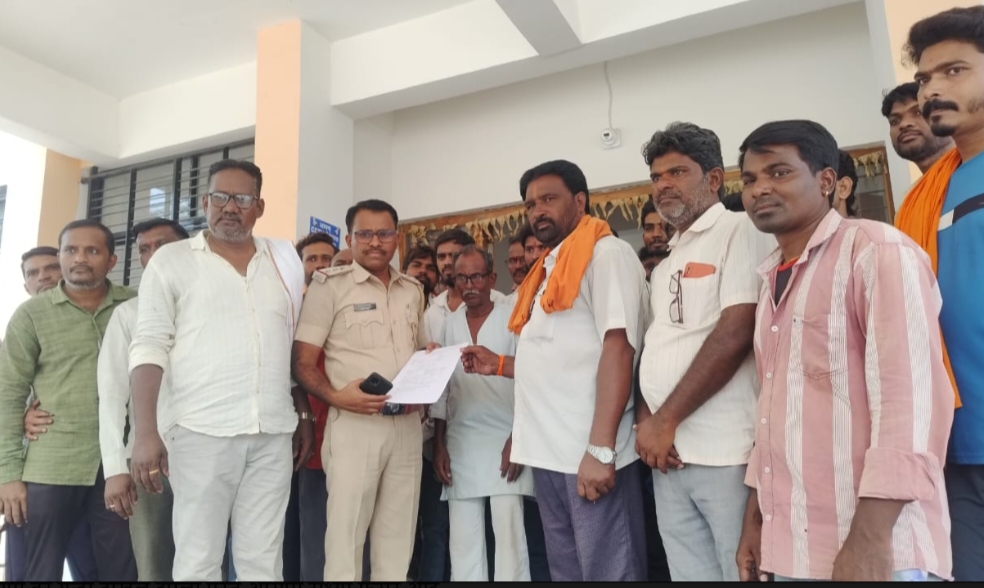 दाढी करण्यासाठी माझा नंबर का लावीत नाही म्हणून वस्त्रयाने प्राण घातक हल्ला