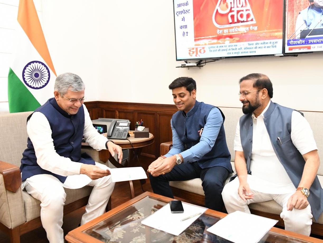 रेल्वे मंत्री अश्विनी वैष्णव यांचे खासदार डॉ. श्रीकांत शिंदे आणि खासदार नरेश म्हस्के यांनी मानले विशेष आभार रेल्वे मंत्री अश्विनी वैष्णव यांचे खासदार डॉ. श्रीकांत शिंदे आणि खासदार नरेश म्हस्के यांनी मानले विशेष आभार