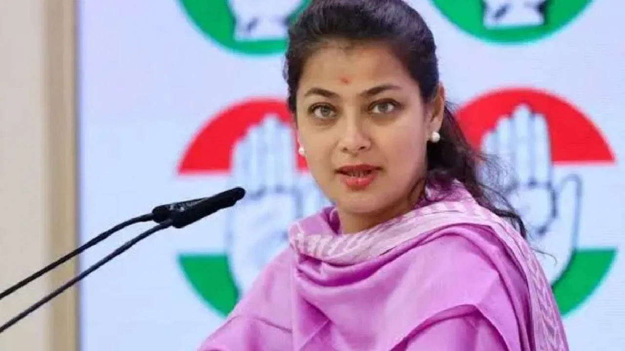 संविधान वाचवण्यासाठी आम्ही राजकारणात- खासदार प्रणिती शिंदे संविधान वाचवण्यासाठी आम्ही राजकारणात- खासदार प्रणिती शिंदे