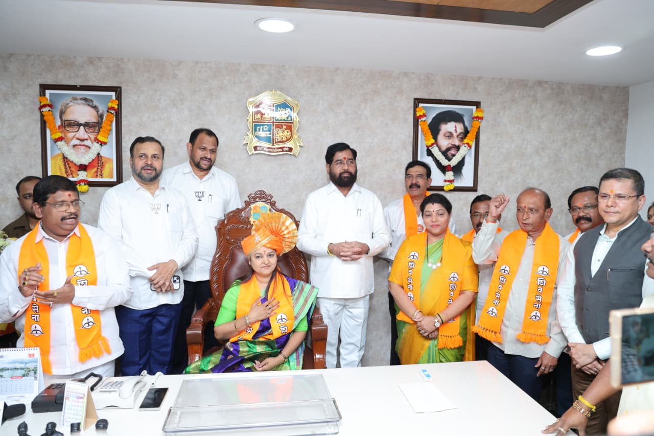 उपमुख्यमंत्री एकनाथ शिंदे यांच्या उपस्थितीत महापौर शर्मिला पिंपळोलकर यांनी स्विकारला पदभार उपमुख्यमंत्री एकनाथ शिंदे यांच्या उपस्थितीत महापौर शर्मिला पिंपळोलकर यांनी स्विकारला पदभार