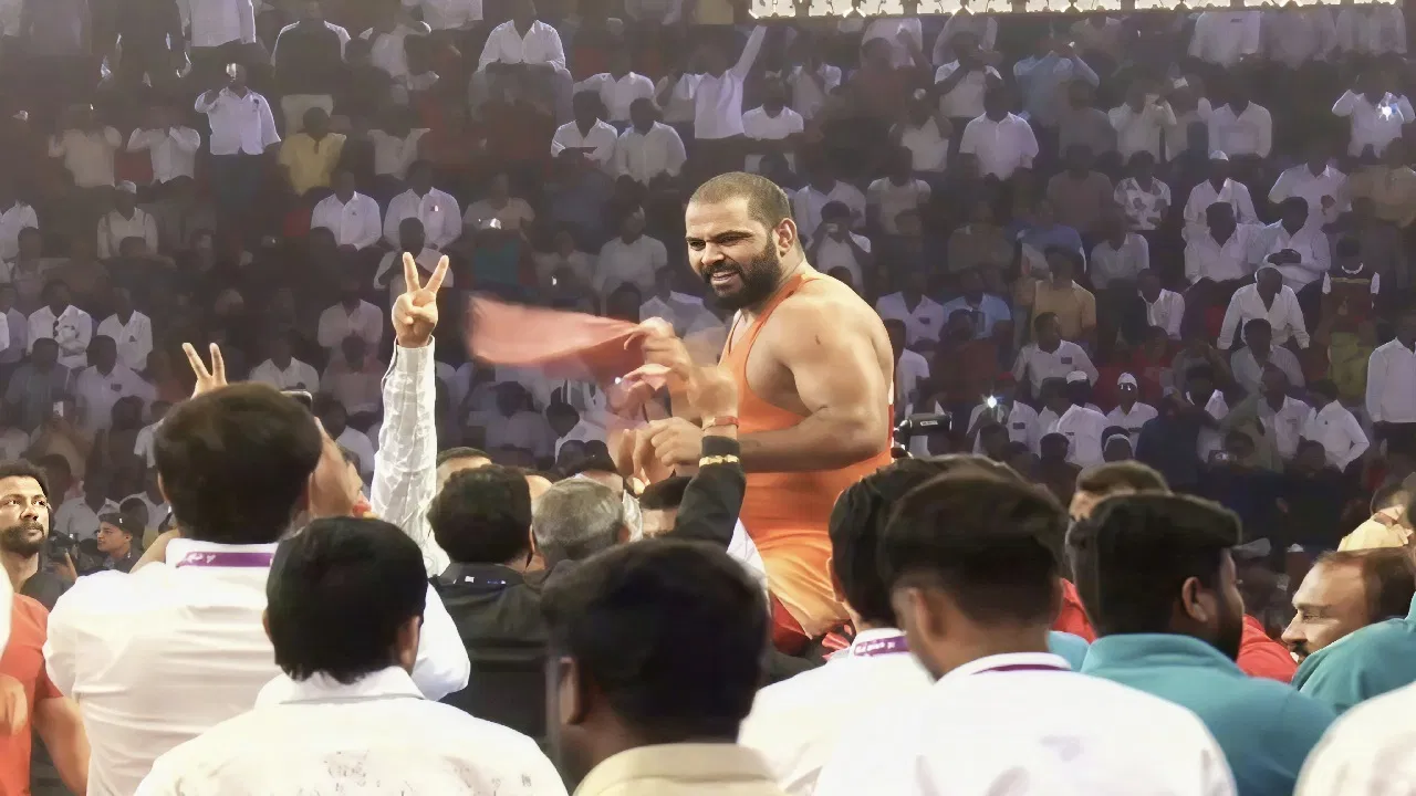 फायनलमध्ये महेंद्र गायकवाडचा धुव्वा उडवत हर्षवर्धन सदगीर डबल महाराष्ट्र केसरी पटकावली मानाची गदा