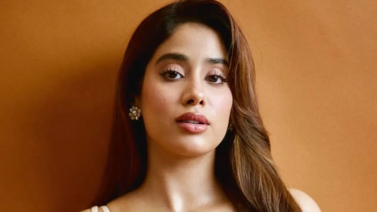 ‘बॉडी पार्ट्सवर कॅमेरा झुम करणे हे प्रायव्हसीचे उल्लंघन’- जान्हवी कपूर ‘बॉडी पार्ट्सवर कॅमेरा झुम करणे हे प्रायव्हसीचे उल्लंघन’- जान्हवी कपूर