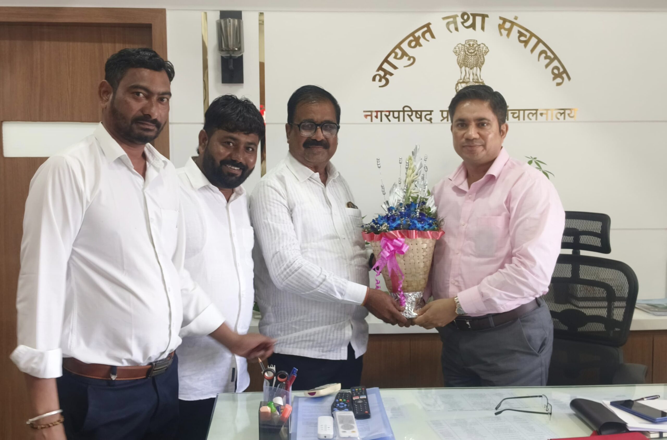 आयुक्त तथा संचालक श्री अभिषेक कृष्णा यांच्या विशेष प्रयत्नाने राज्यातील नगरपरिषदा, नगरपालिका आणि नगरपंचायतींमध्ये काम करणाऱ्या हजारो कर्मचाऱ्यांसाठी राष्ट्रीय निवृत्ती वेतन लागू आयुक्त तथा संचालक श्री अभिषेक कृष्णा यांच्या विशेष प्रयत्नाने राज्यातील नगरपरिषदा, नगरपालिका आणि नगरपंचायतींमध्ये काम करणाऱ्या हजारो कर्मचाऱ्यांसाठी राष्ट्रीय निवृत्ती वेतन लागू